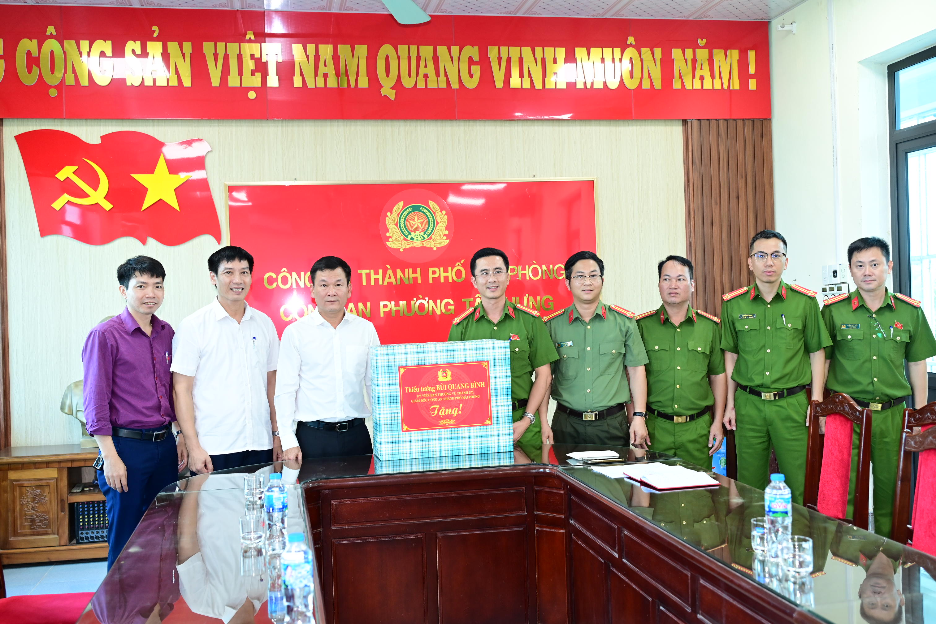 Thiếu tướng Bùi Quang Bình - Giám đốc CATP thăm, động viên Công an phường Tân Hưng và Công an xã Đại Sơn